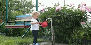 小女孩在玩盛水的勺子。