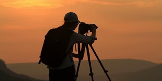 亚洲摄影剪影拍摄一张美丽的金色日出和雾云在森林的照片