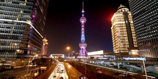 夜间上海市中心道路上的交通状况