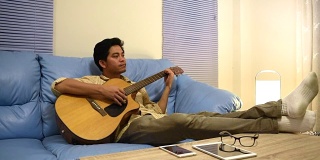 年轻人弹吉他，休息后放松