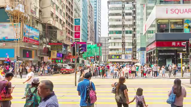 4K时光流逝:人们在香港的街道上行走和过马路