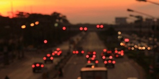 灯光运动模糊了城市中的交通