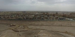 在伊朗亚兹德沉默塔周围散步
