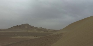 行走在伊朗的亚兹德沙漠
