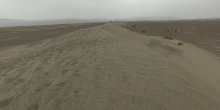 行走在伊朗的亚兹德沙漠