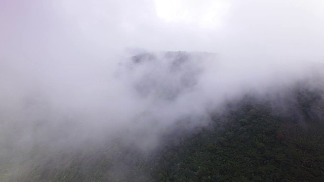 空中拍摄的山脉和云在墨西哥
