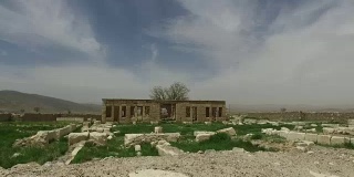 在伊朗的居鲁士墓周围散步