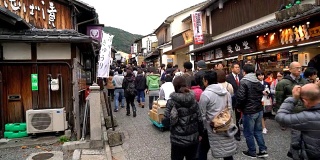 游客们走在清水寺周围的街道上