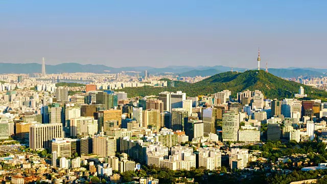 在韩国首尔，美丽的城市景观与首尔塔现代建筑和建筑，从白天到晚上的4k时间