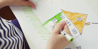 小女孩在画房子