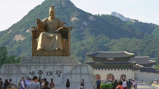 光华门广场世宗王雕像，背景为光华门视频素材模板下载