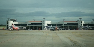 飞机停在大型机场
