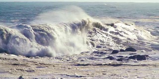 波浪拍击海岸