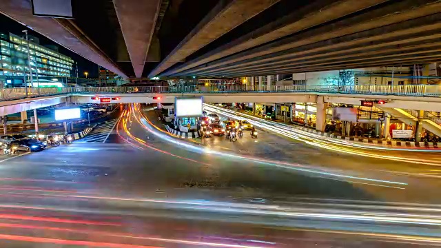 泰国曼谷夜间行驶的汽车和顶桥。