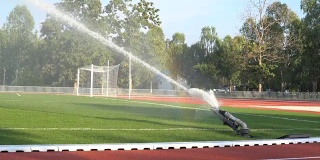 4K MS水洒水器足球场绿草。