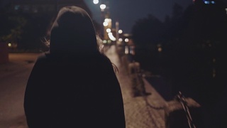 独自走在城市街道上的女人视频素材模板下载