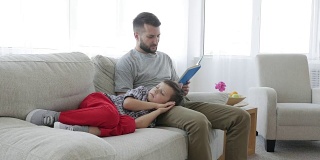 父亲给小儿子读睡前故事