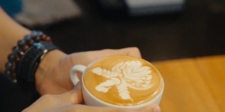 制作拉花艺术，咖啡师倒牛奶。