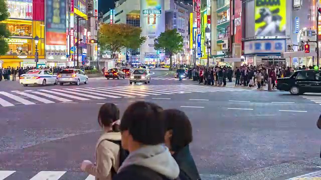 4K时光流逝:人们和汽车穿过日本东京涩谷著名的十字路口
