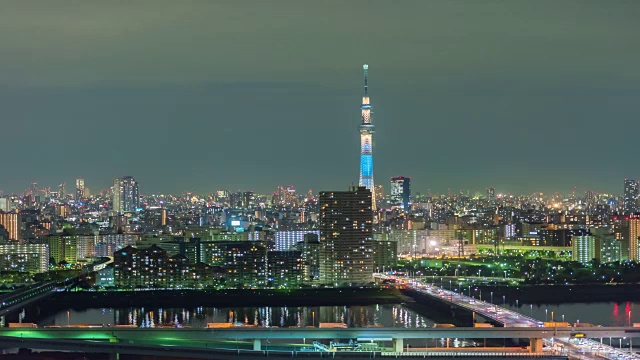4K时间推移:东京城市和天空树在晚上的鸟瞰图