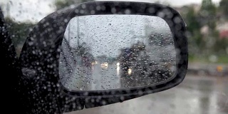 泰国雨季的雨点落在汽车镜子上