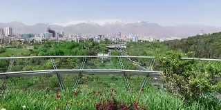 漫步在伊朗德黑兰的塔比亚特桥上