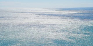 空中视频:晨曦中的蓝色海面