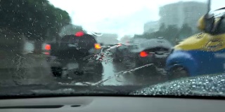 泰国雨季的雨点落在汽车镜子上