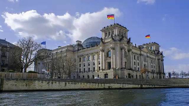 德国柏林国会大厦(德国政府)和施普雷河的4K延时
