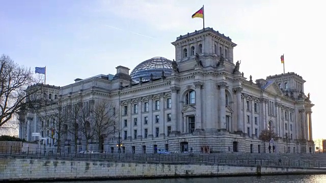 德国柏林国会大厦(德国政府)和施普雷河的4K延时