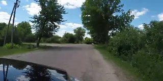 汽车在乡间小路上行驶。
