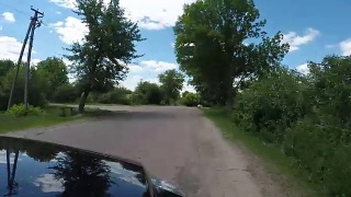 汽车在乡间小路上行驶。视频素材模板下载