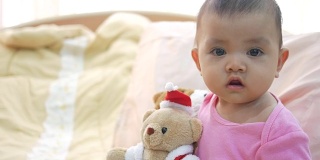 亚洲婴儿微笑与圣诞玩具