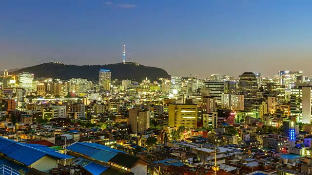 鸟瞰首尔市区风貌及梨花壁画村从早到晚。首尔,韩国。