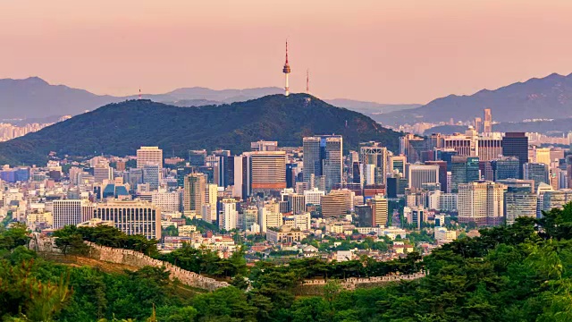 从白天到晚上鸟瞰首尔市中心和南山汉城塔。首尔,韩国。