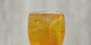 一杯橙汁鸡尾酒