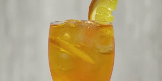 一杯橙汁鸡尾酒