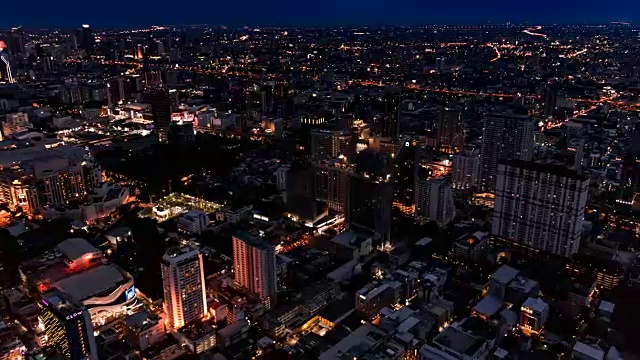 4K延时:鸟瞰图360度曼谷城市景观在黄昏到夜晚，泰国曼谷