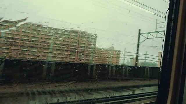 4K，子弹头列车窗外的雨景