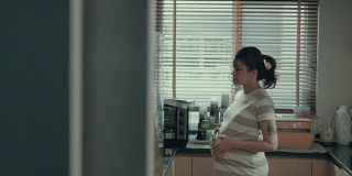 厨房里有个年轻孕妇