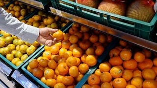 男人在超市挑选橘子视频素材模板下载