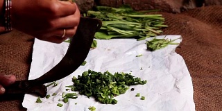 印度妇女以传统方式切蔬菜