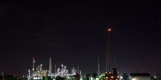 泰国曼谷炼油厂河边夜间从右到左4K规划画面。