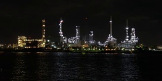泰国曼谷炼油厂河边夜间从右到左4K规划画面。录像视频