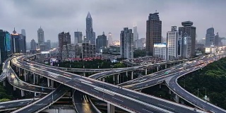 T/L WS HA PAN尖峰时段的多条高速公路和立交桥的交通，白天到晚上的过渡/上海，中国