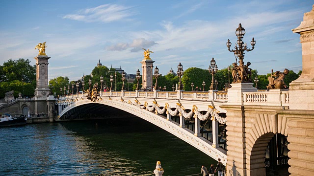 连接香榭丽舍大街和荣军院的巴黎亚历山大三世大桥