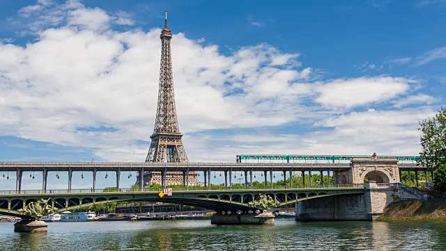 巴黎地铁在伯尔-哈基姆桥上穿越塞纳河，背景是埃菲尔铁塔