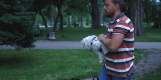 一个人和他的狗在公园里