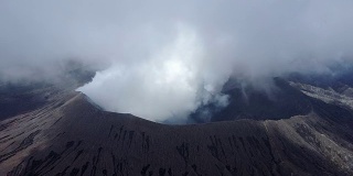 4K:鸟瞰图的布罗莫火山，东爪哇，无人机相机在印度尼西亚布罗莫火山鸟瞰图