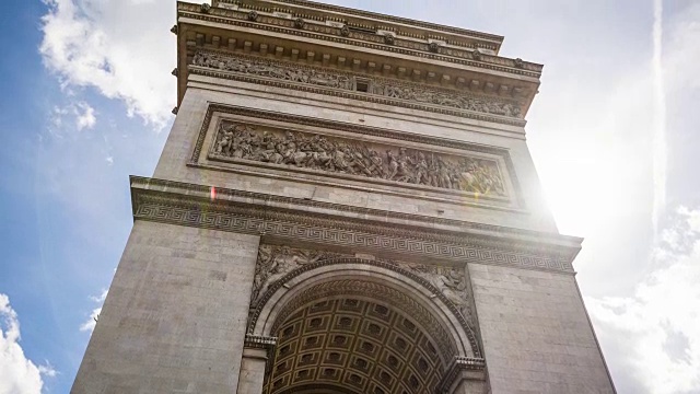 仰望巴黎的凯旋门